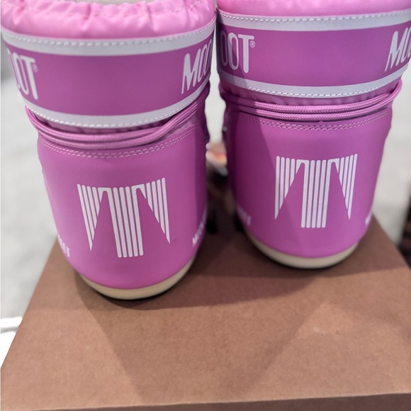 Women’s Moon Boots Vibrant Pink Winter Boots - Picture 2 of 10